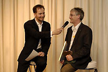 Bild: Lars Nielsen, Chefredakteur der GEO SAISON, übergibt den Preis an Klaus Lange von Rucksack Reisen.