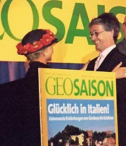 Die Chefredakteurin der GEO SAISON, Frau Christiane Breustedt, überreichte die Goldene Palme an Klaus Lange von Rucksack Reisen